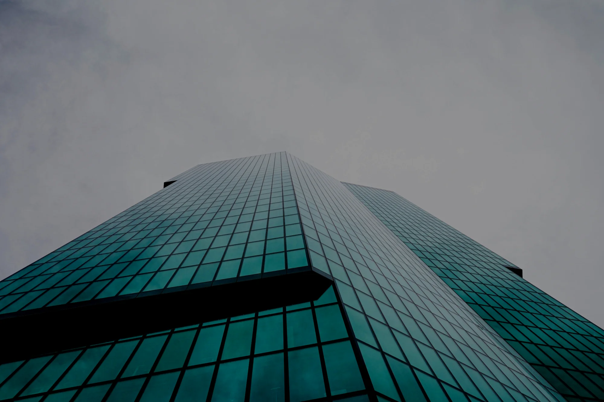 Moderne Glasfassade im Blick nach oben