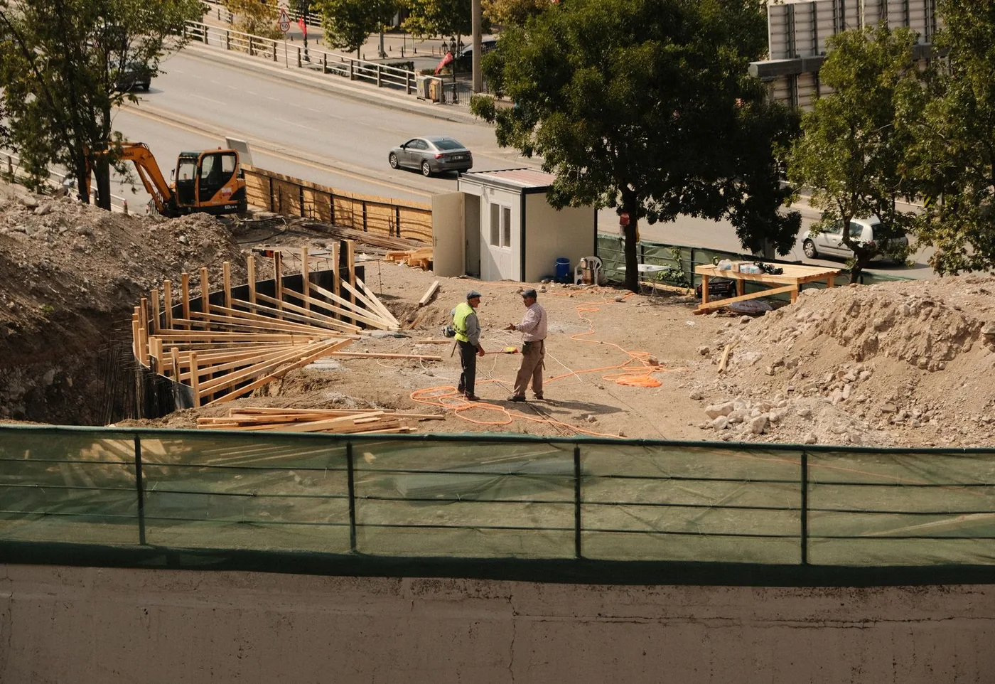 Bauleitung auf einer Baustelle