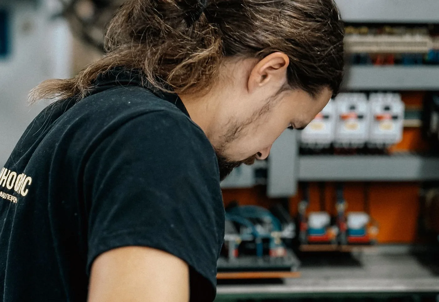 Elektrofachkraft bei Arbeiten an einer elektrischen Verteilung