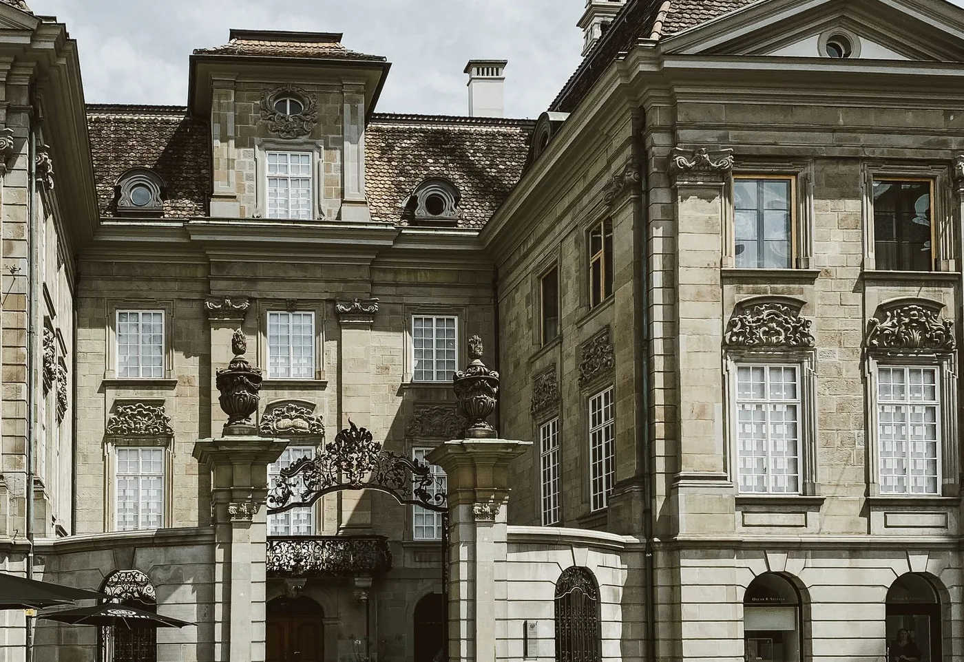 Historische Zürcher Gebäudefassade in der Schweiz