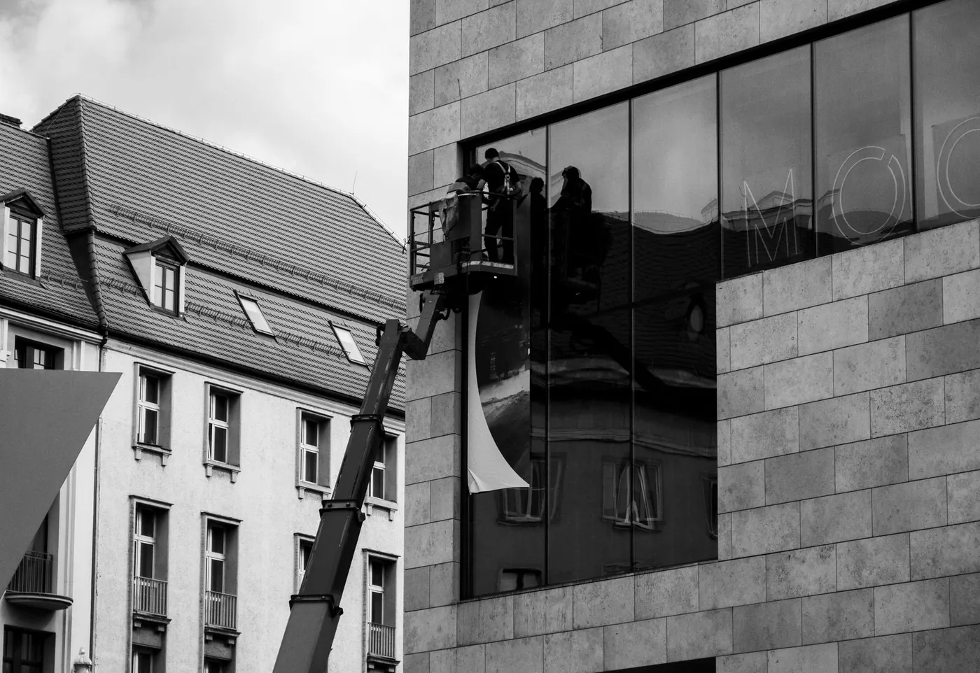 Montage einer grossen Glasscheibe an einer Fassade