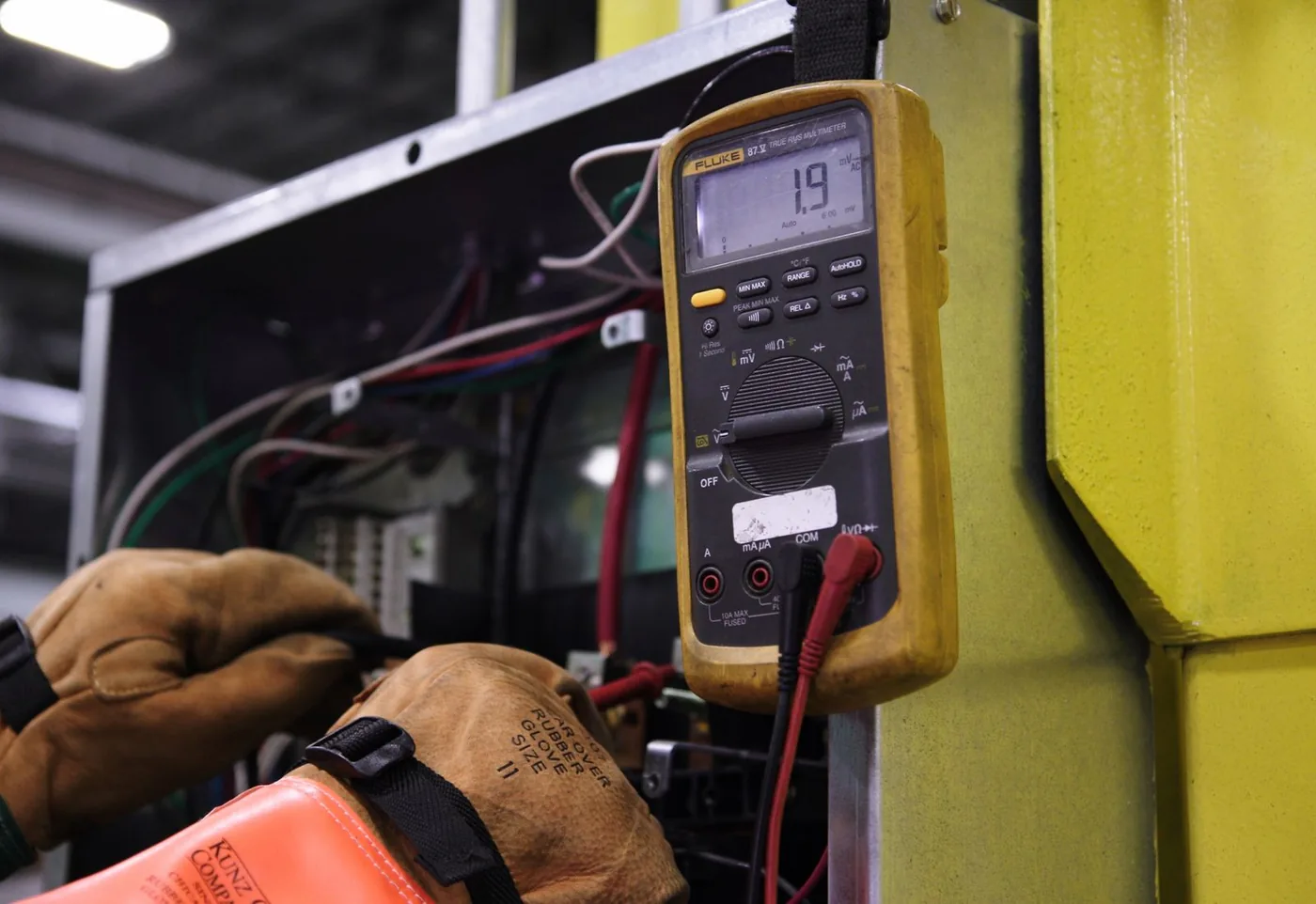 Fachperson prüft einen elektrischen Schaltschrank