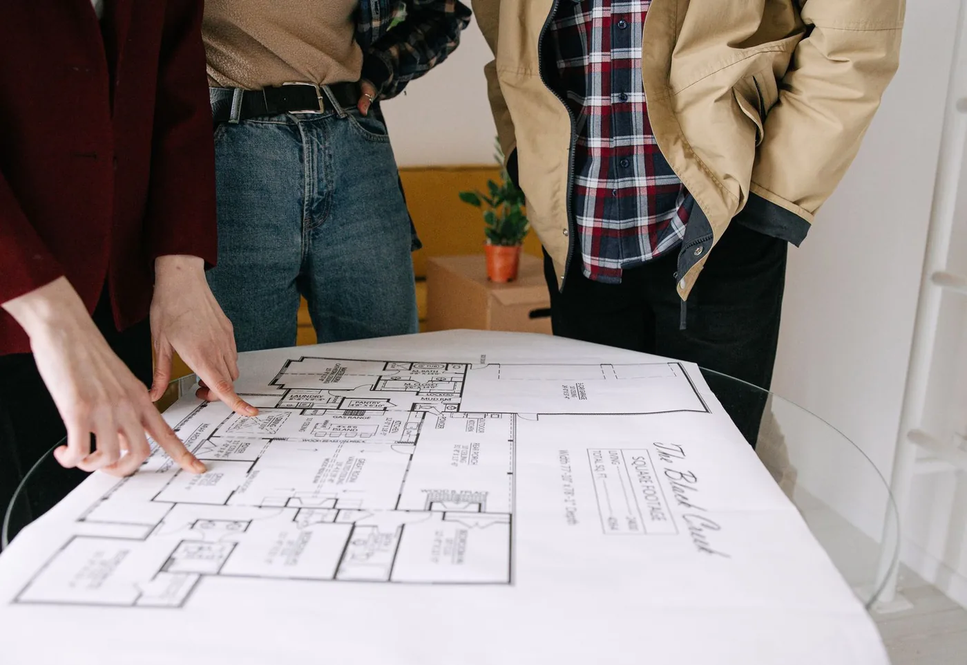 ONE365 Team bespricht gemeinsam einen Gebäudeplan